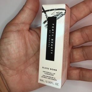 FENTY BEAUTY - GLOSS BOMB
Universal Lip Luminizer
